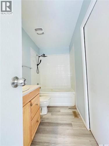 5026 10Th Avenue, Regina, SK - Indoor Photo Showing Bathroom