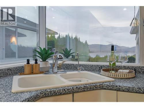 2545 Campbell Road, West Kelowna, BC - Indoor Photo Showing Bathroom