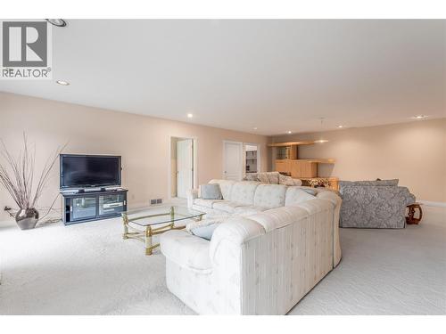 2545 Campbell Road, West Kelowna, BC - Indoor Photo Showing Living Room