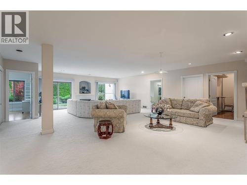 2545 Campbell Road, West Kelowna, BC - Indoor Photo Showing Living Room