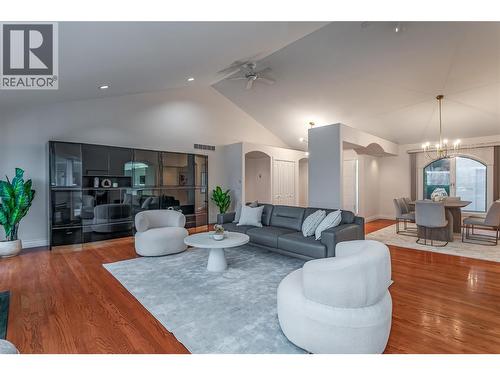 2545 Campbell Road, West Kelowna, BC - Indoor Photo Showing Living Room