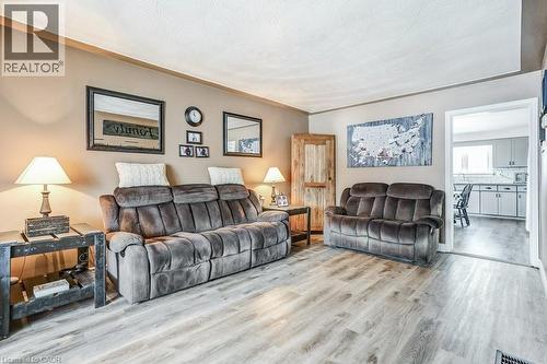 9188 Dickenson Road W, Mount Hope, ON - Indoor Photo Showing Living Room