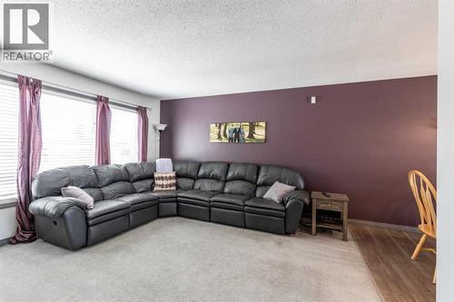 52 Ross Haven Way Se, Medicine Hat, AB - Indoor Photo Showing Living Room