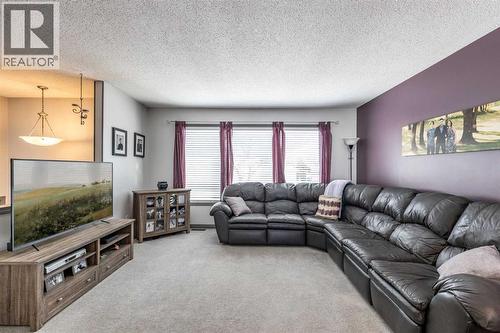 52 Ross Haven Way Se, Medicine Hat, AB - Indoor Photo Showing Living Room