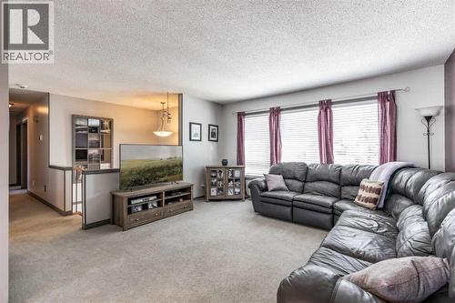 52 Ross Haven Way Se, Medicine Hat, AB - Indoor Photo Showing Living Room