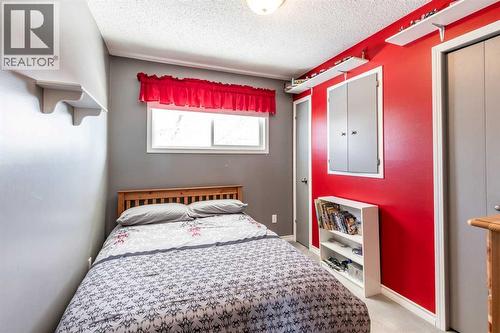 52 Ross Haven Way Se, Medicine Hat, AB - Indoor Photo Showing Bedroom