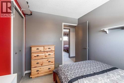 52 Ross Haven Way Se, Medicine Hat, AB - Indoor Photo Showing Bedroom