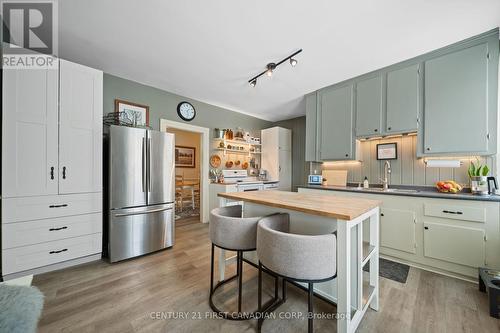 6168 William Street, Lucan Biddulph (Lucan), ON - Indoor Photo Showing Kitchen