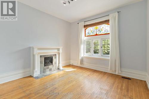 547 William Street, London East (East F), ON - Indoor Photo Showing Living Room With Fireplace