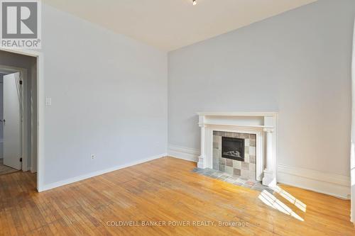 547 William Street, London East (East F), ON - Indoor Photo Showing Living Room With Fireplace