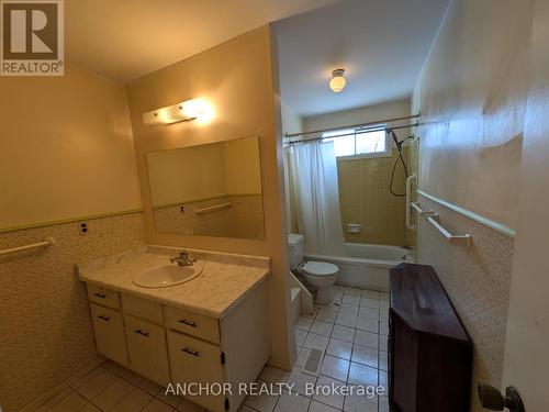 584 Nottinghill Road, London South (South M), ON - Indoor Photo Showing Bathroom