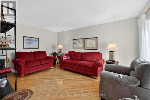 1715 Hunters Run Drive, Ottawa, ON - Indoor Photo Showing Living Room