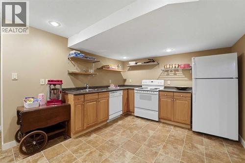 14 Sherwood Crescent, Red Deer, AB - Indoor Photo Showing Kitchen