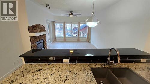 201, 10 Discovery Ridge Close Sw, Calgary, AB - Indoor Photo Showing Kitchen