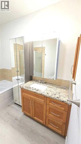 201, 10 Discovery Ridge Close Sw, Calgary, AB - Indoor Photo Showing Bathroom