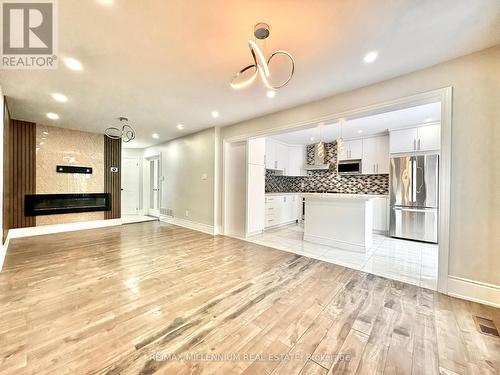 28 Hendricks Crescent, Brampton, ON - Indoor Photo Showing Kitchen With Upgraded Kitchen