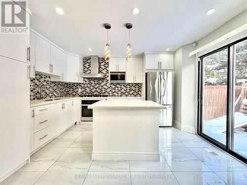 28 Hendricks Crescent, Brampton, ON - Indoor Photo Showing Kitchen With Upgraded Kitchen