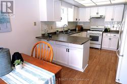 Kitchen - Eat in area - 