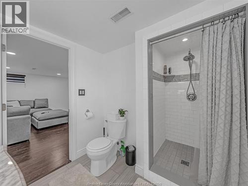 1596 Olive Road, Windsor, ON - Indoor Photo Showing Bathroom
