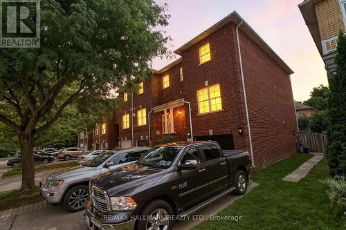 568 Legresley Lane, Newmarket, ON - Outdoor