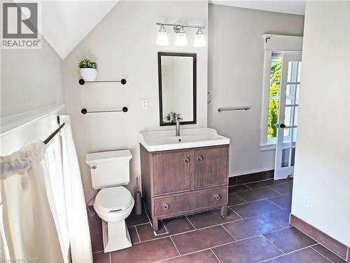 14 Robinson Street S, Grimsby, ON - Indoor Photo Showing Bathroom