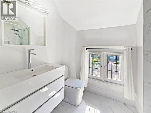 14 Robinson Street S, Grimsby, ON - Indoor Photo Showing Bathroom