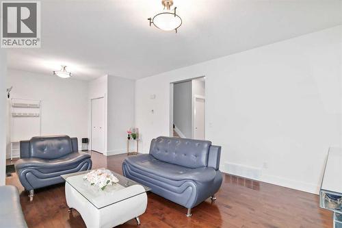 110 Merganser Crescent, Fort Mcmurray, AB - Indoor Photo Showing Living Room