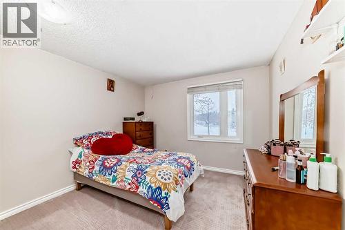 562 Strathcona Drive Sw, Calgary, AB - Indoor Photo Showing Bedroom