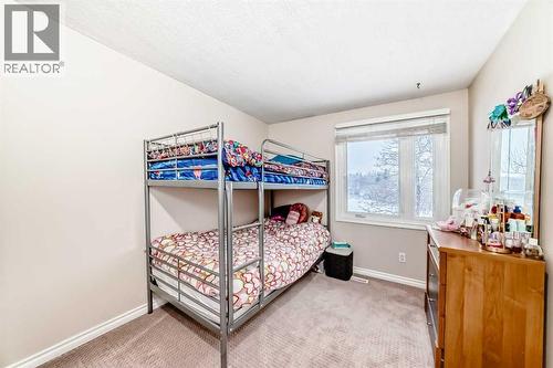 562 Strathcona Drive Sw, Calgary, AB - Indoor Photo Showing Bedroom