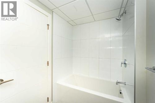 2311, 95 Burma Star Road Sw, Calgary, AB - Indoor Photo Showing Bathroom