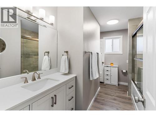 2913 Prospect Drive, Vernon, BC - Indoor Photo Showing Bathroom