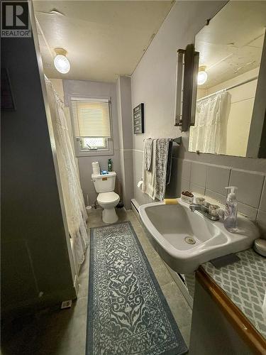 381 Bessie Avenue, Sudbury, ON - Indoor Photo Showing Bathroom
