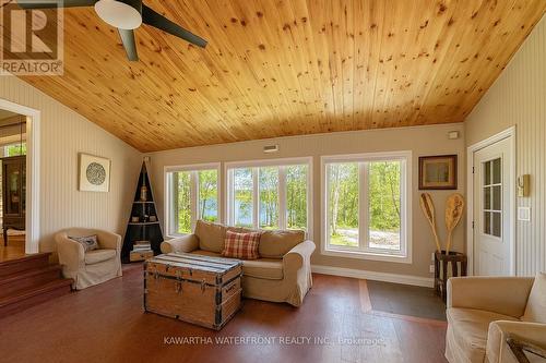 1170 English Circle, Highlands East (Glamorgan), ON - Indoor Photo Showing Living Room