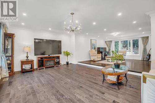 31 Bearwood Drive, Toronto, ON - Indoor Photo Showing Living Room