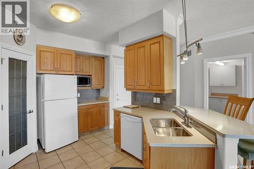 403 3101 Renfrew Crescent E, Regina, SK - Indoor Photo Showing Kitchen With Double Sink