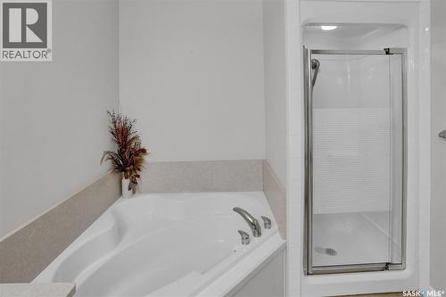 403 3101 Renfrew Crescent E, Regina, SK - Indoor Photo Showing Bathroom