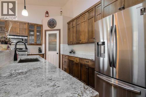 380 Grizzly Crescent N, Lethbridge, AB - Indoor Photo Showing Kitchen With Upgraded Kitchen