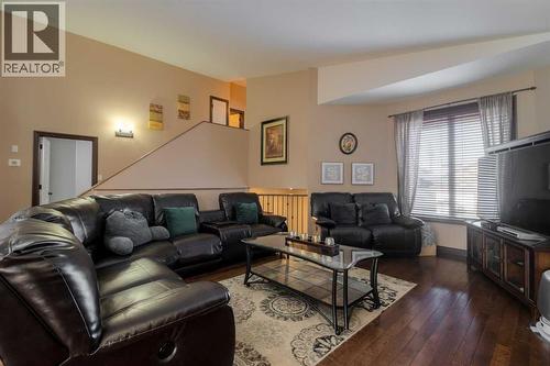 380 Grizzly Crescent N, Lethbridge, AB - Indoor Photo Showing Living Room