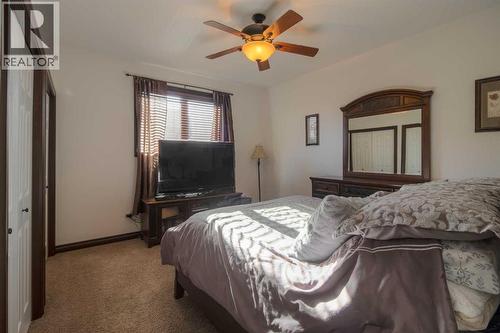 380 Grizzly Crescent N, Lethbridge, AB - Indoor Photo Showing Bedroom