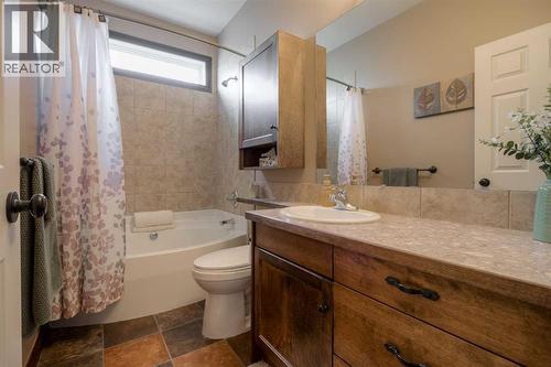 380 Grizzly Crescent N, Lethbridge, AB - Indoor Photo Showing Bathroom