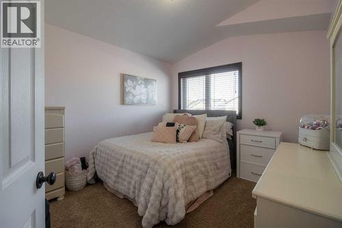 380 Grizzly Crescent N, Lethbridge, AB - Indoor Photo Showing Bedroom