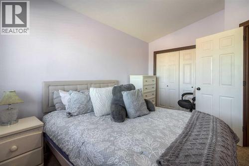 380 Grizzly Crescent N, Lethbridge, AB - Indoor Photo Showing Bedroom