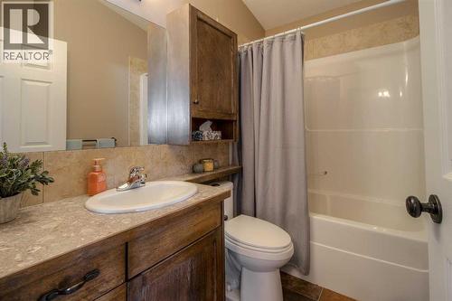 380 Grizzly Crescent N, Lethbridge, AB - Indoor Photo Showing Bathroom