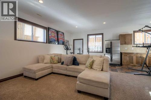 380 Grizzly Crescent N, Lethbridge, AB - Indoor Photo Showing Living Room