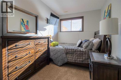 380 Grizzly Crescent N, Lethbridge, AB - Indoor Photo Showing Bedroom