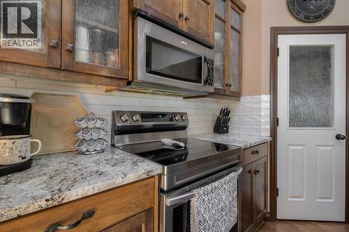 380 Grizzly Crescent N, Lethbridge, AB - Indoor Photo Showing Kitchen