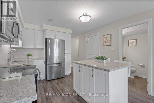 21D - 1989 Ottawa Street S, Kitchener, ON - Indoor Photo Showing Kitchen