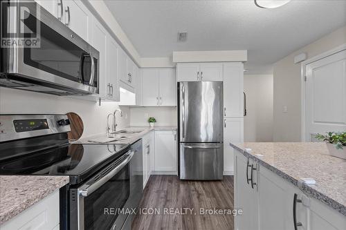 21D - 1989 Ottawa Street S, Kitchener, ON - Indoor Photo Showing Kitchen With Upgraded Kitchen