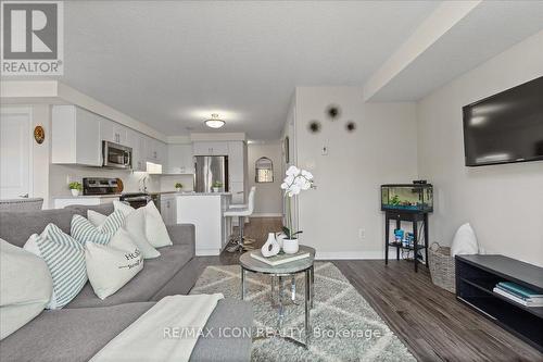 21D - 1989 Ottawa Street S, Kitchener, ON - Indoor Photo Showing Living Room