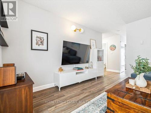 659 Upper Wentworth Street, Hamilton, ON - Indoor Photo Showing Living Room